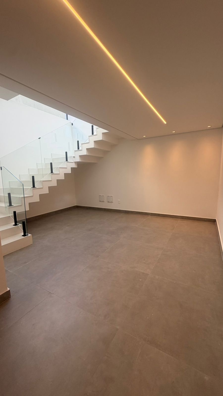Ambiente interno junto ao acesso da garagem