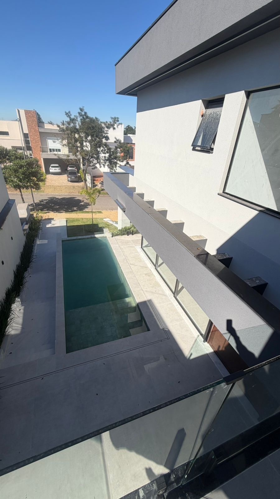 Vista superior da piscina e fachada lateral do imóvel