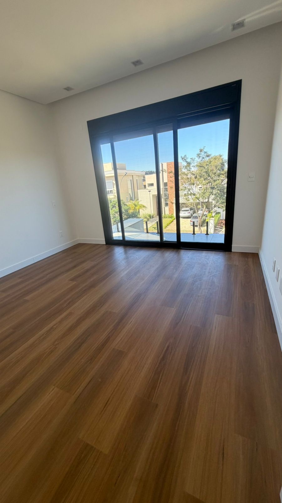 Suíte master com closet e varanda com vista para a piscina