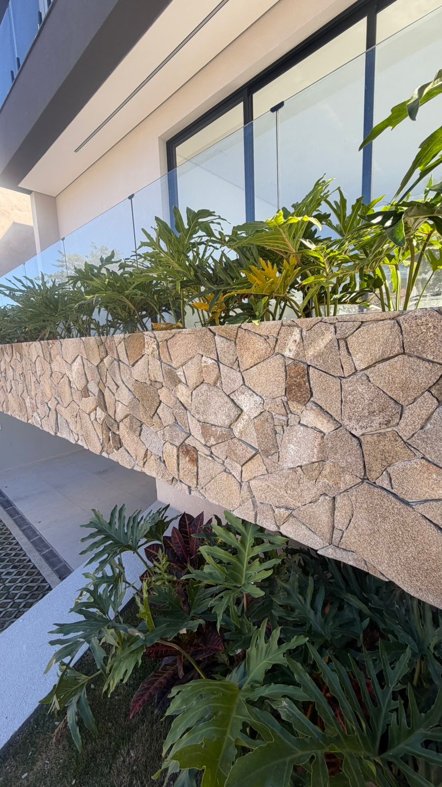 Detalhe do paisagismo com muro em pedra irregular