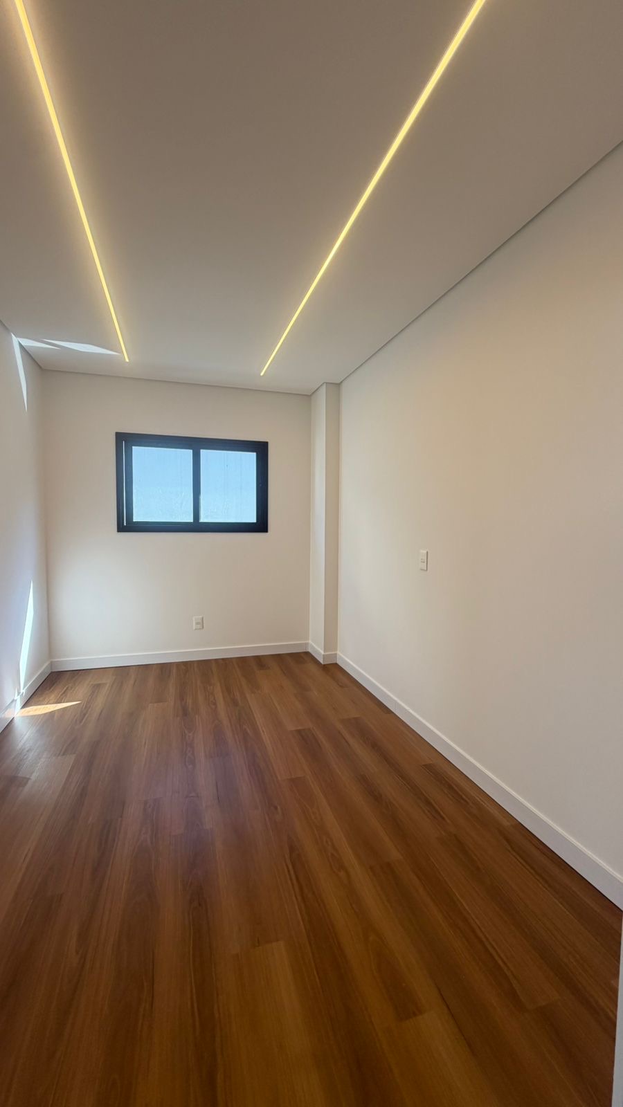 Closet da suíte master com iluminação linear embutida